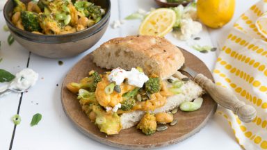 Rendang met groenten, pitabrood en muntyoghurt