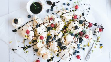 Pavlova met koffie-chocoladesaus