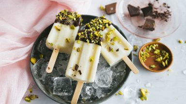 Ananas-ijslolly met chocoladedip en pistache