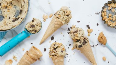 Pindakaasijs met chocola