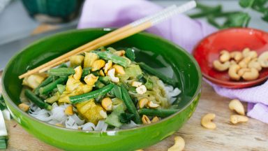 Snelle Thaise curry met kip, paksoi en cashewnoten