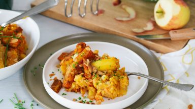 Thaise gele curry-hutspot met appel en halloumi