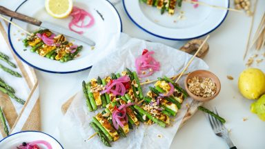 Groene asperges BBQ met halloumi