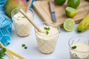 Smoothie mango, banaan en kokosmelk